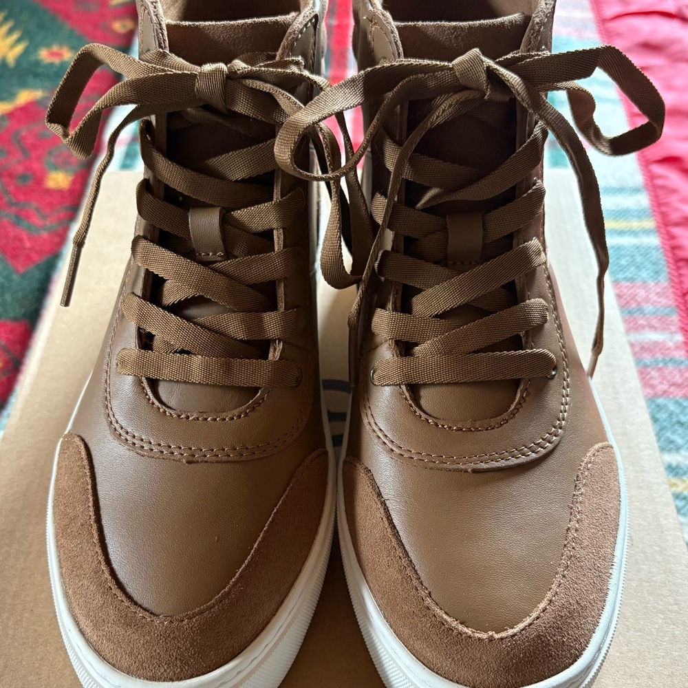 UGG ZILO HIGH Sneakers full grain Leather Chestnut color with lace.